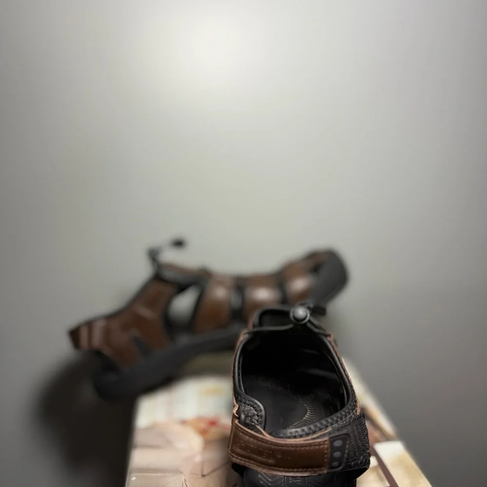 Khombu Size 11 Brown and Black Sandals